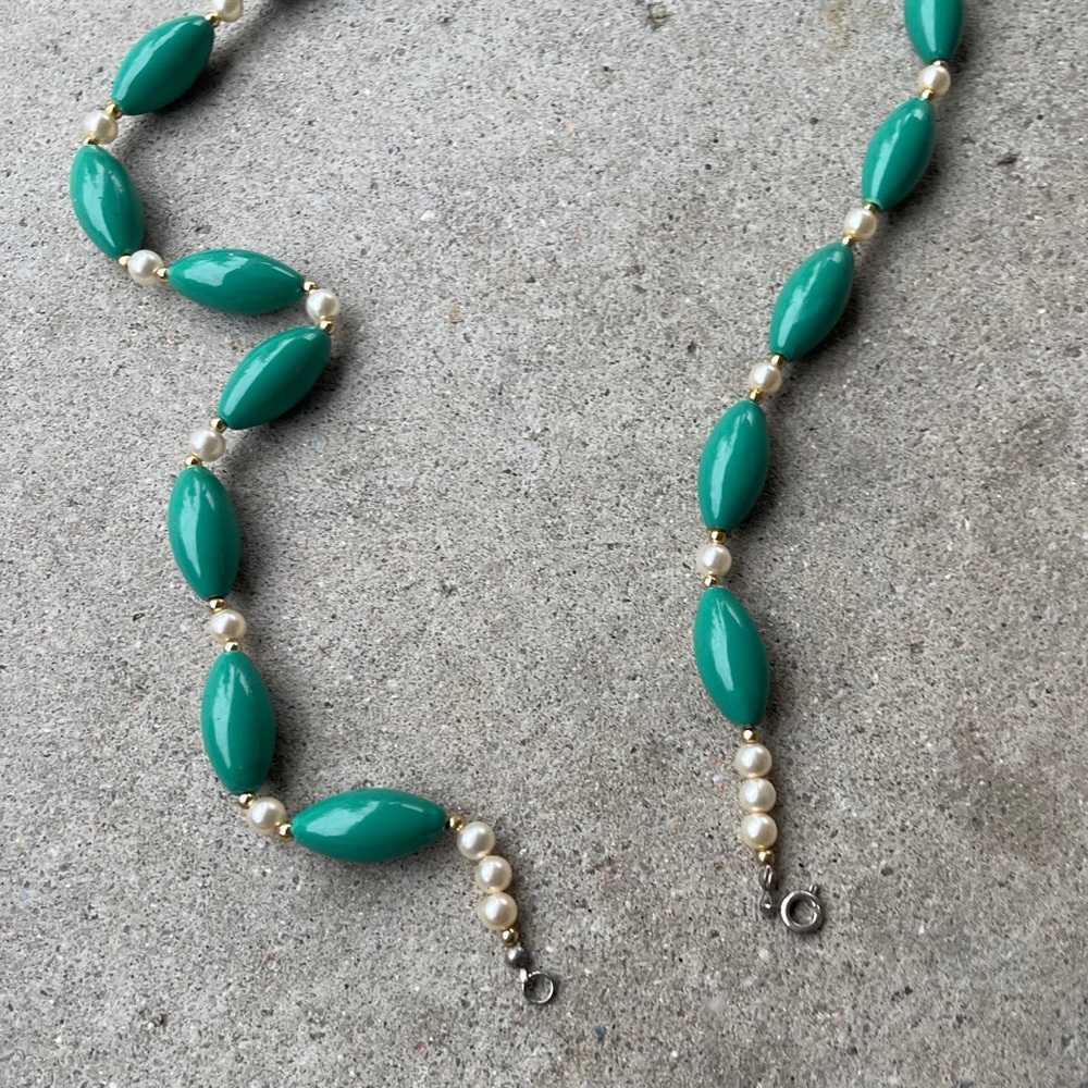 vintage necklace featuring chunky green beads and small Faux Pearls spacers - Picture 5 of 10